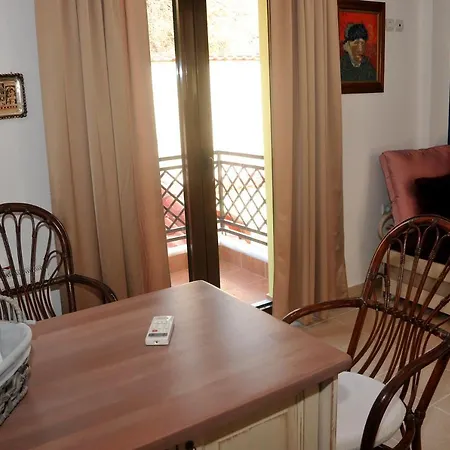 Dominique Meteora House *