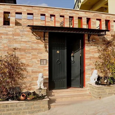 Dominique Meteora House شقة كالامباكا