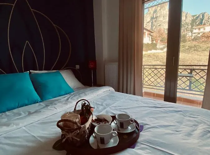 Dominique Meteora House كالامباكا